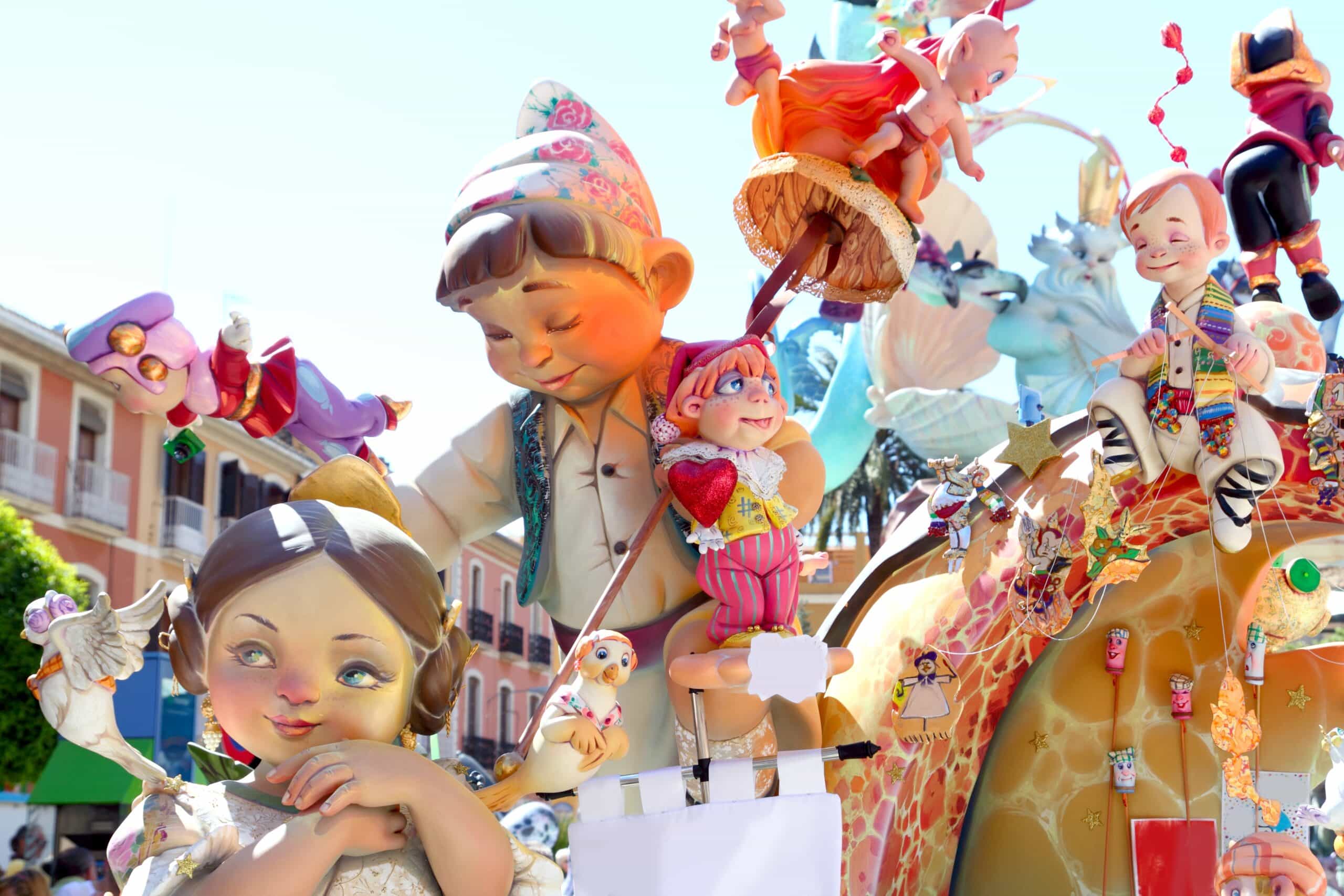 Farbenfrohe, kunstvolle Skulpturen, die Kinder und Tiere in einer festlichen Umgebung im Freien darstellen, mit aufwendigen Details und lebendigen Dekorationen.